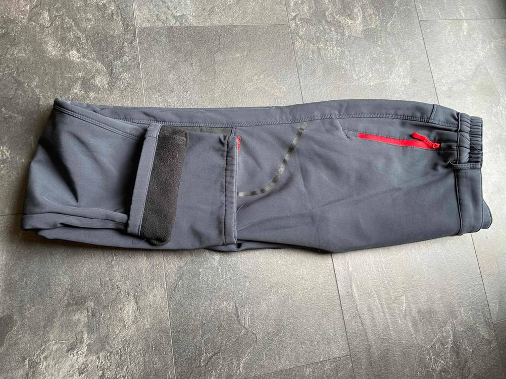 Softshellhose-Herren getestet: zusammengefaltete Softshellhose mit umgestülptem Beinabschluss.