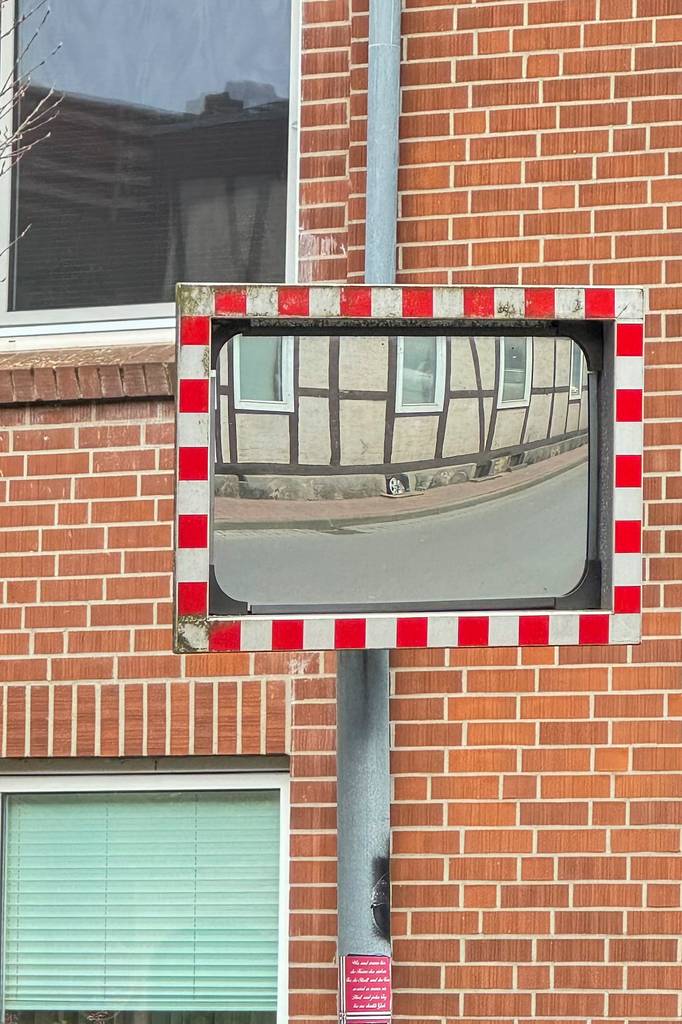 Test: ein Verkehrsspiegel von vorn ersichtlich.