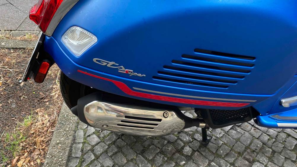 Im Test: Detailaufnahme Logo eines Motorrollers.