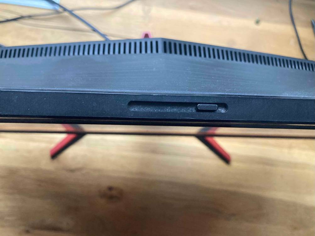 Acer-Monitor im Test: Acer-Monitor von oben ersichtlich.