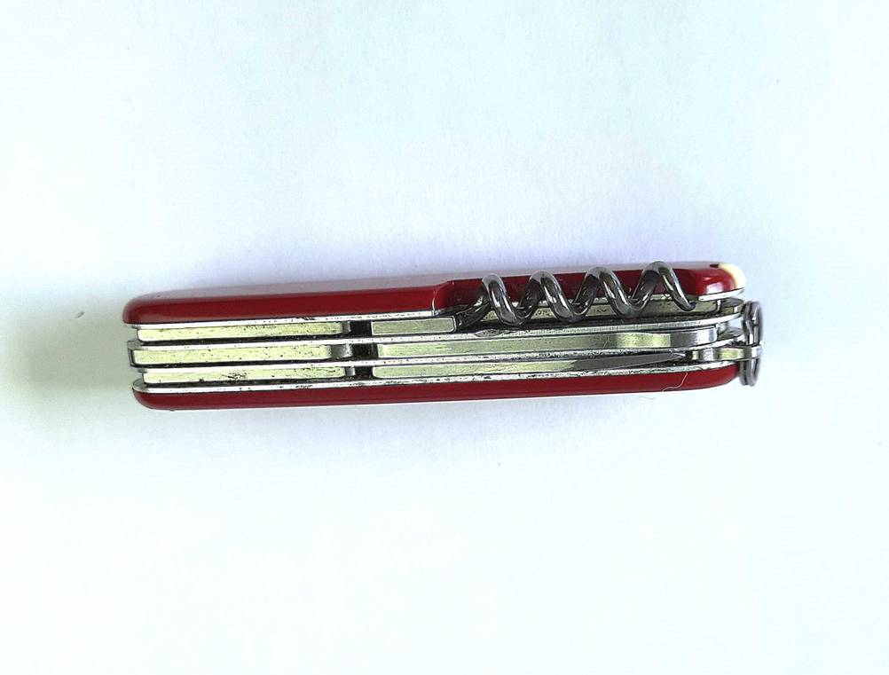 Das zusammengeklappte Victorinox-Taschenmesser, das getestet wurde, in Seitenansicht.