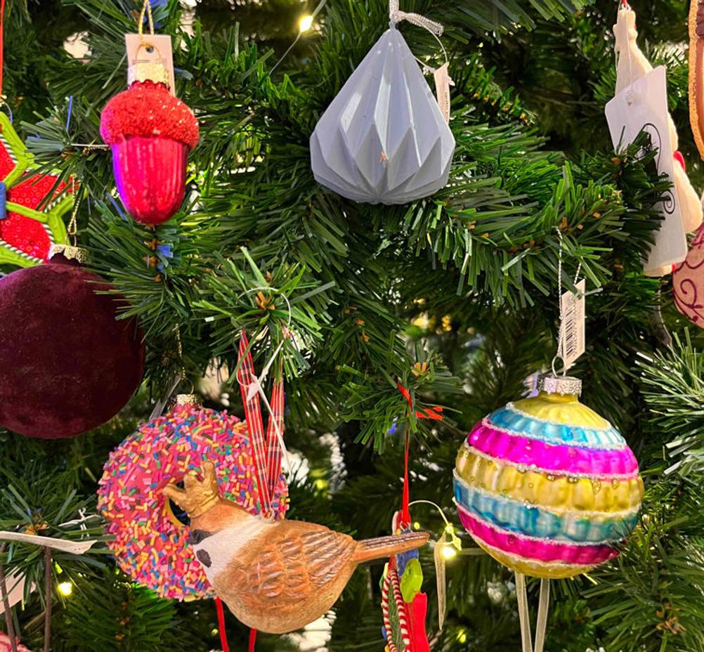 Weihnachtsbaum getestet: Nahaufnahme von geschmückten Tannen eines Weihnachtsbaums.