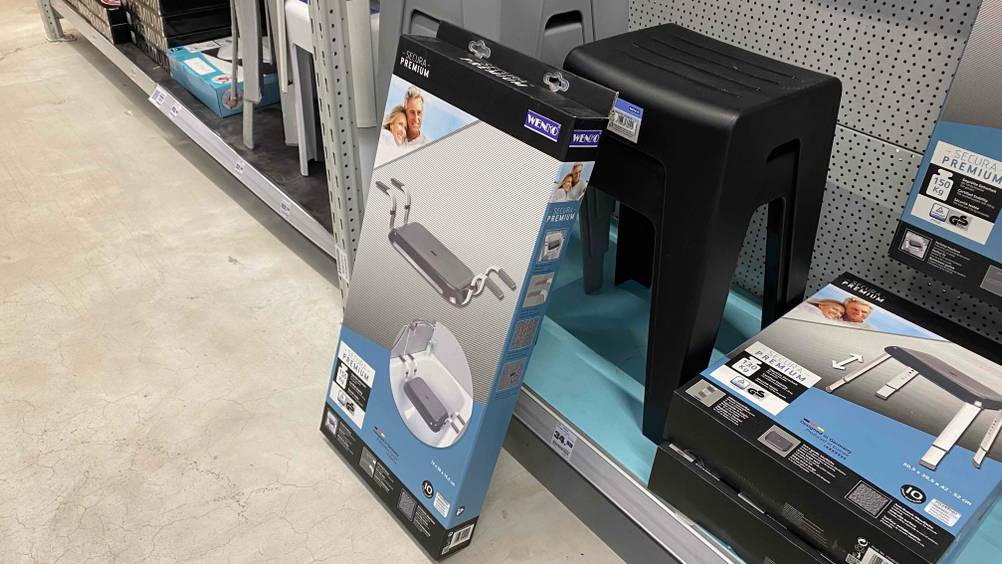 Badewannensitz getestet: Das Produkt von rechts seitlich vor einem Regal.