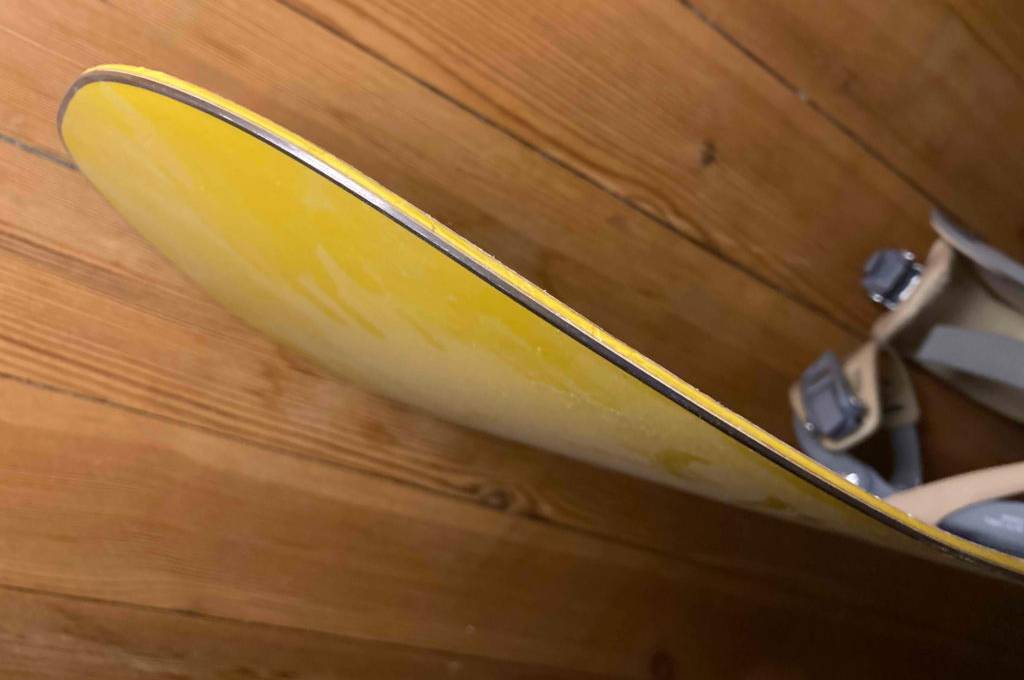 Detailaufnahme der Seitenkante eines getesteten Snowboards.