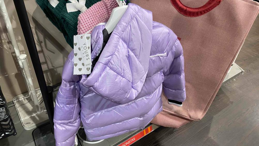 Kinder-Winterjacken für Mädchen getestet: Eine Jacke hängt mit der Rückseite nach vorne an einem Ständer.