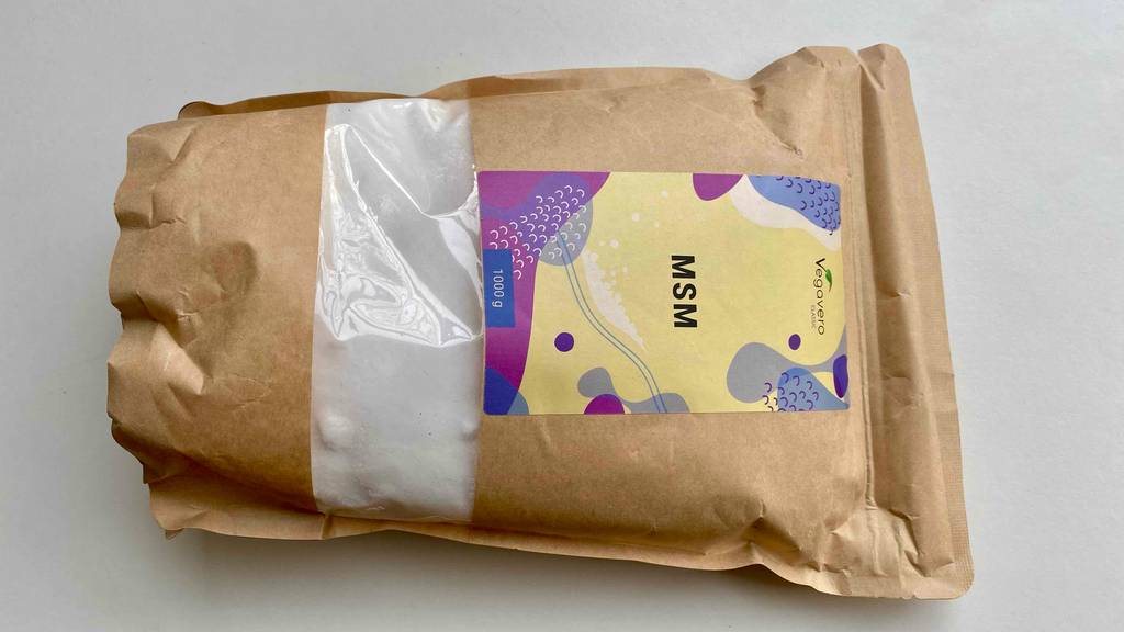 MSM-Pulver-Test: Das Produkt befindet sich in einer braunen 1000-g-Papiertüte inklusive Sichtfenster auf einer weißen Fläche.