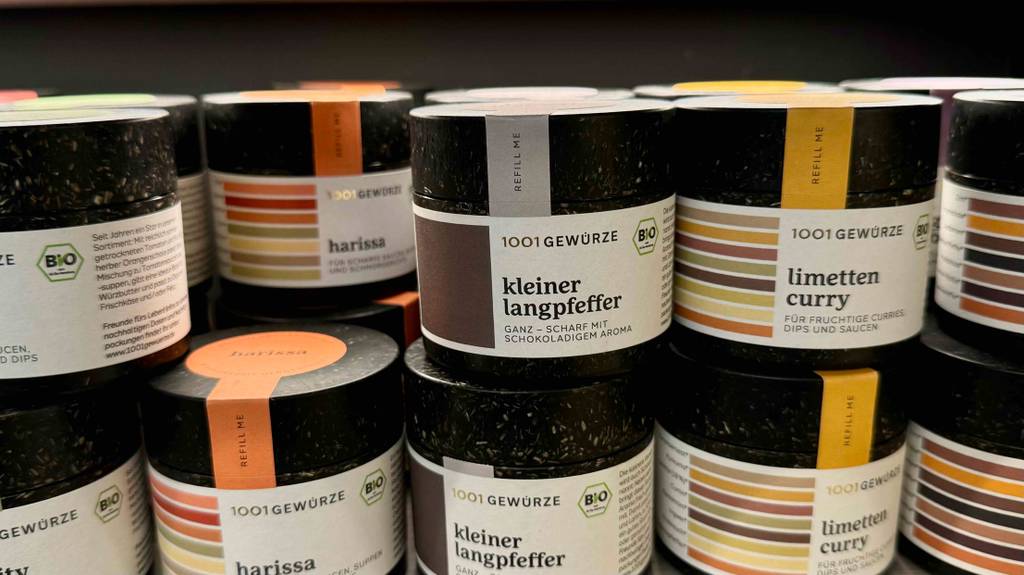 Langer-Pfeffer im Test steht auf einem Ausstellungsregal.