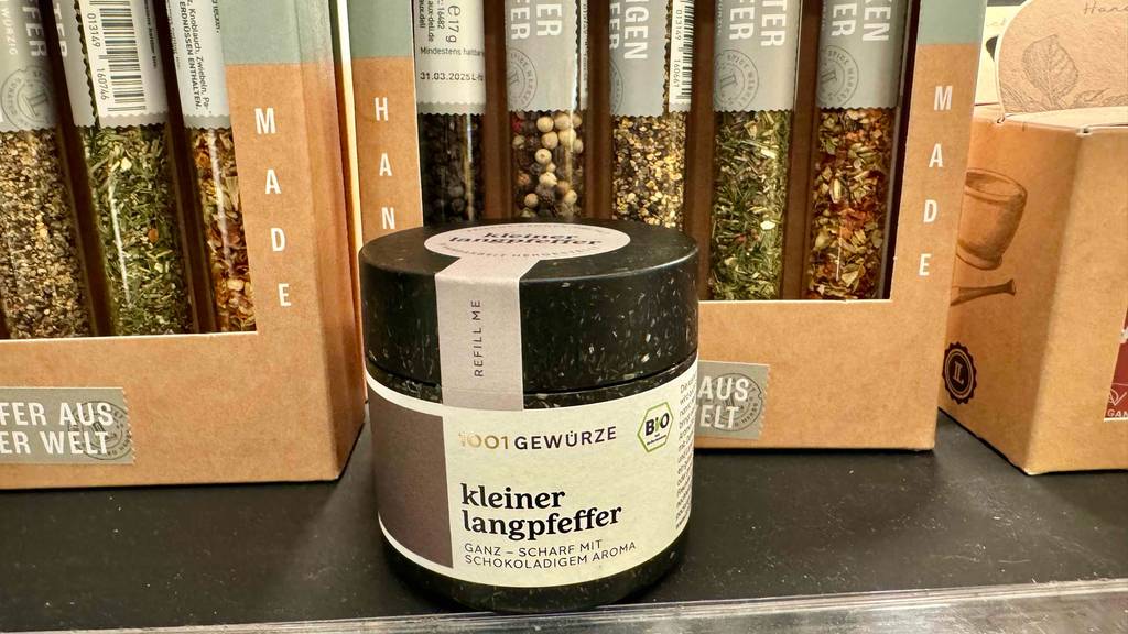 Im Test: Langer-Pfeffer der Marke 1001 Gewürze steht vor verschiedenen Gewürzmischungen.