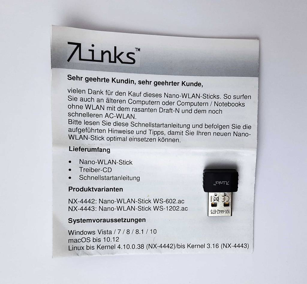 WLAN-Stick 5 GHz im Test: Die Gebrauchsanleitung des Produkts liegt auf einer weißen Oberfläche.