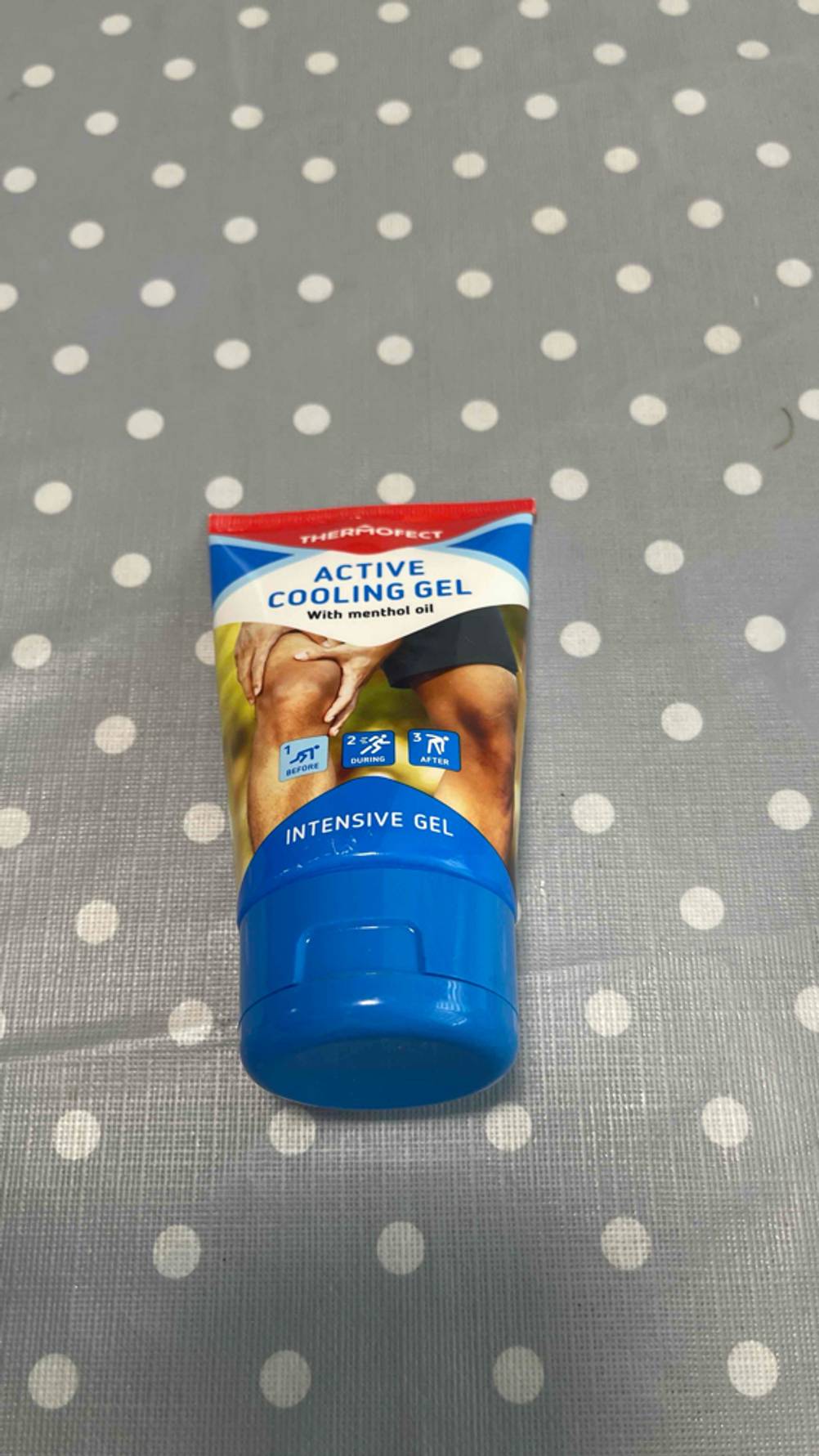 Das getestete Kühlgel ist auf einem gepunkteten Stoff platziert.