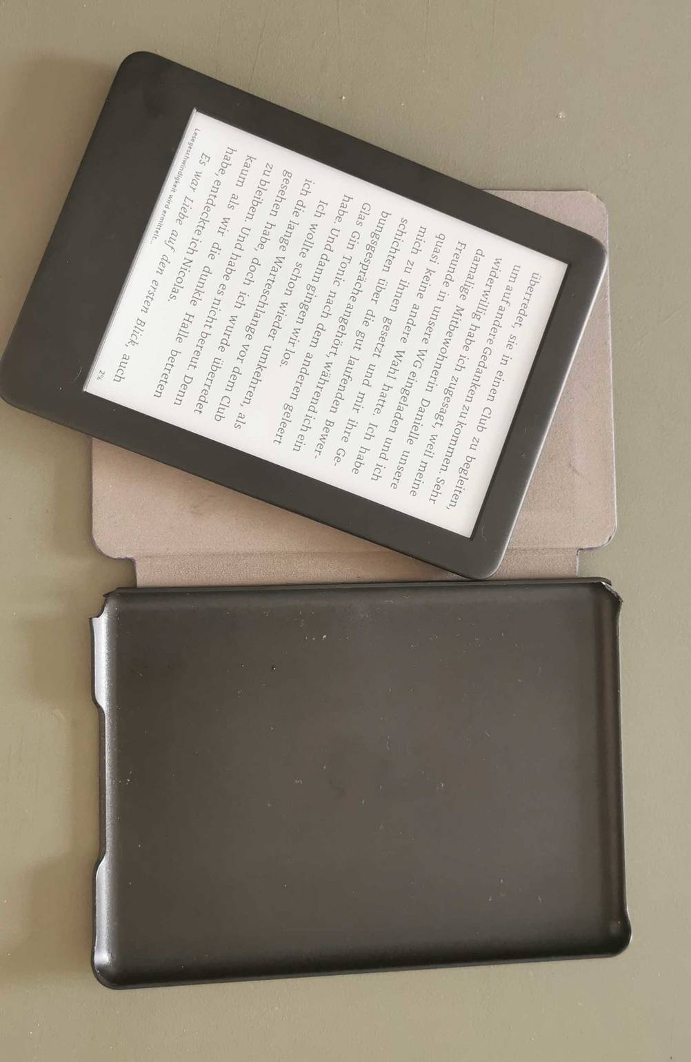 Getesteter Kindle und Case liegend.