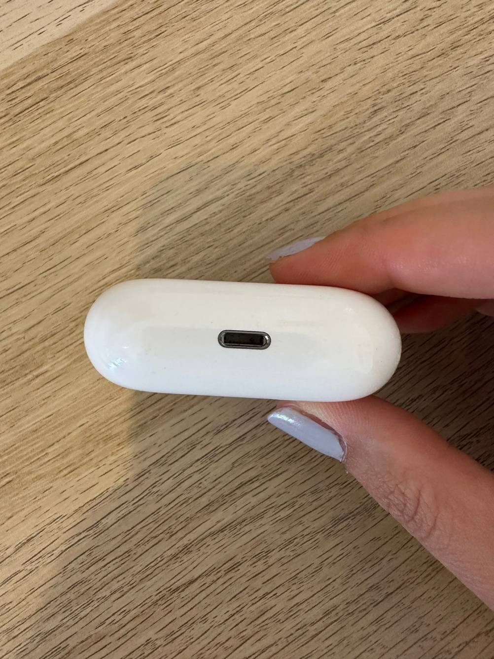 True-Wireless-In-Ear-Kopfhörer getestet: Detailaufnahme Anschluss des Cases.