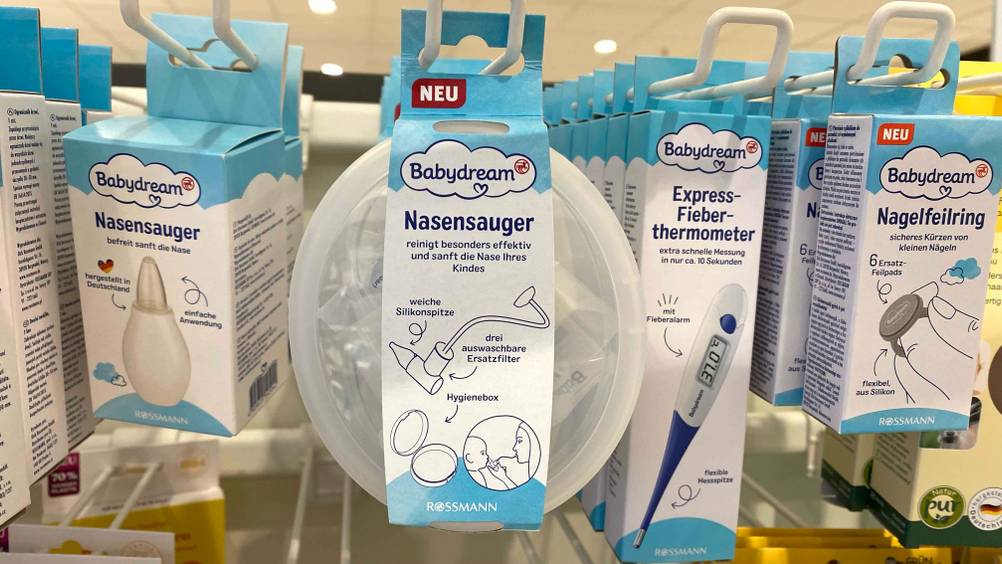 Nasensauger-Test: mehrere Nasensauger in einem Regal hängend neben anderen Artikeln.