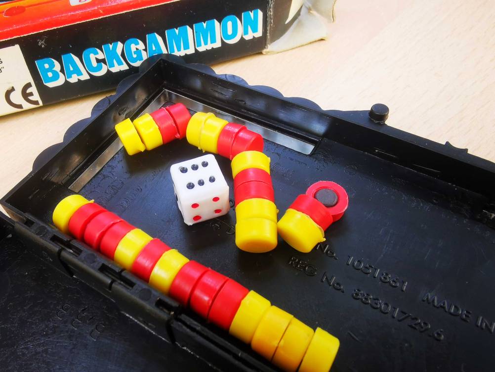 Das Zubehör des getesteten Spiels Backgammon in Nahaufnahme.