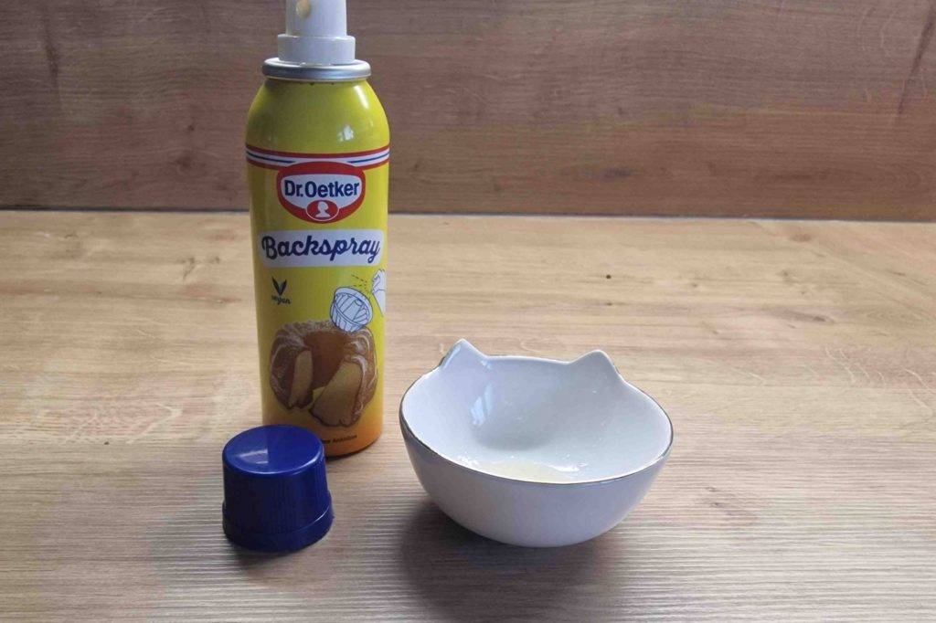 Backtrennspray im Test: eine geöffnete Dose Backtrennspray steht neben Schüsselchen mit Backtrennspray darin.