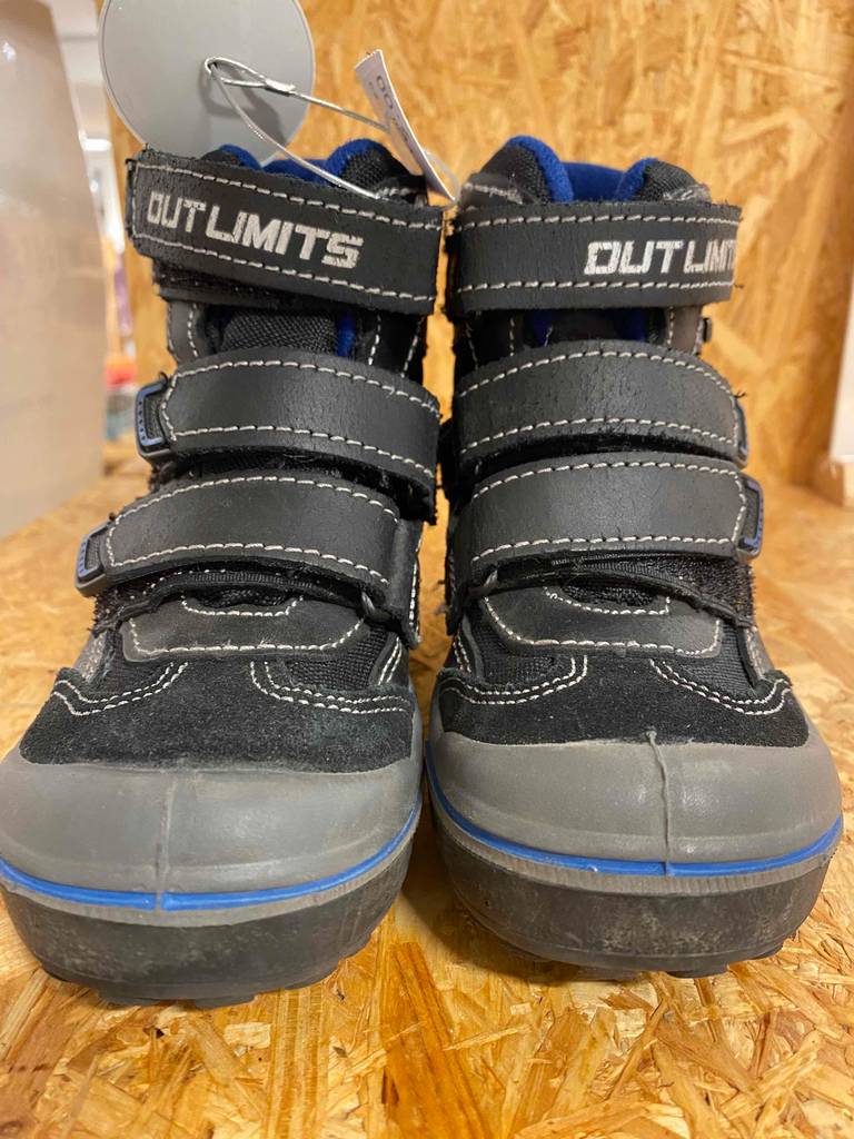 Ein getestetes Paar Wanderschuhe für Kinder mit Klettverschluss von vorn ersichtlich.