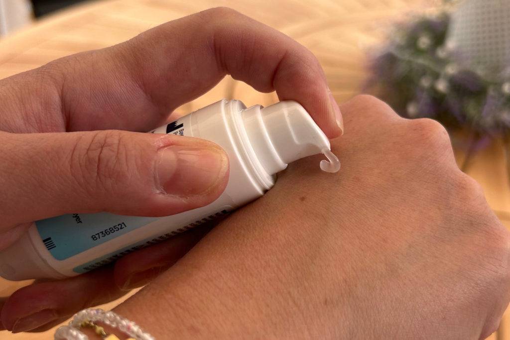 Narbensalbe wird auf Handrücken aufgetragen.