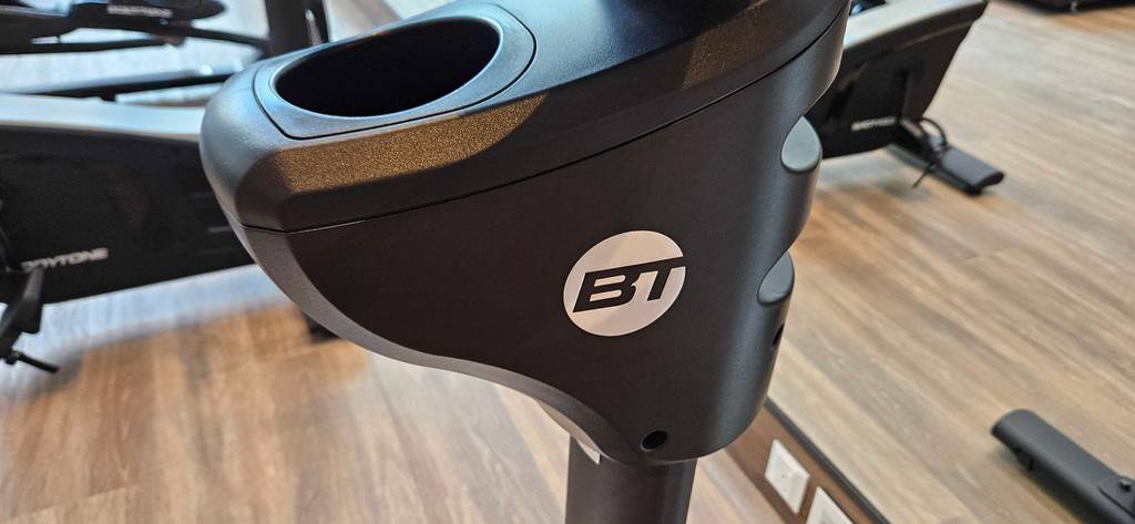 Der Flaschenhalter eines Heimtrainers im Test in Nahaufnahme.