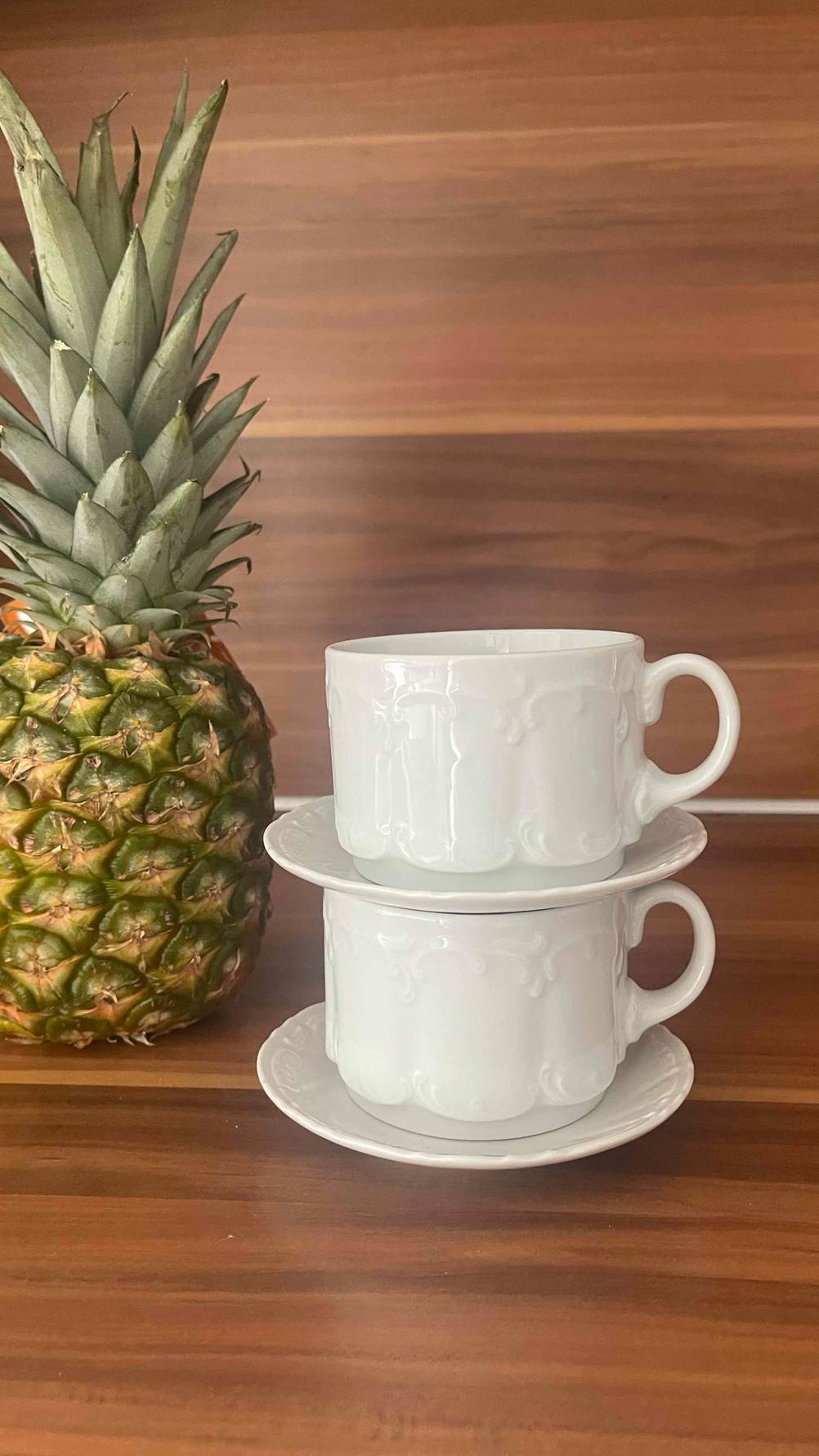 Zwei getestete Cappuccino-Tassen, in der Farbe Weiß stehen übereinander.