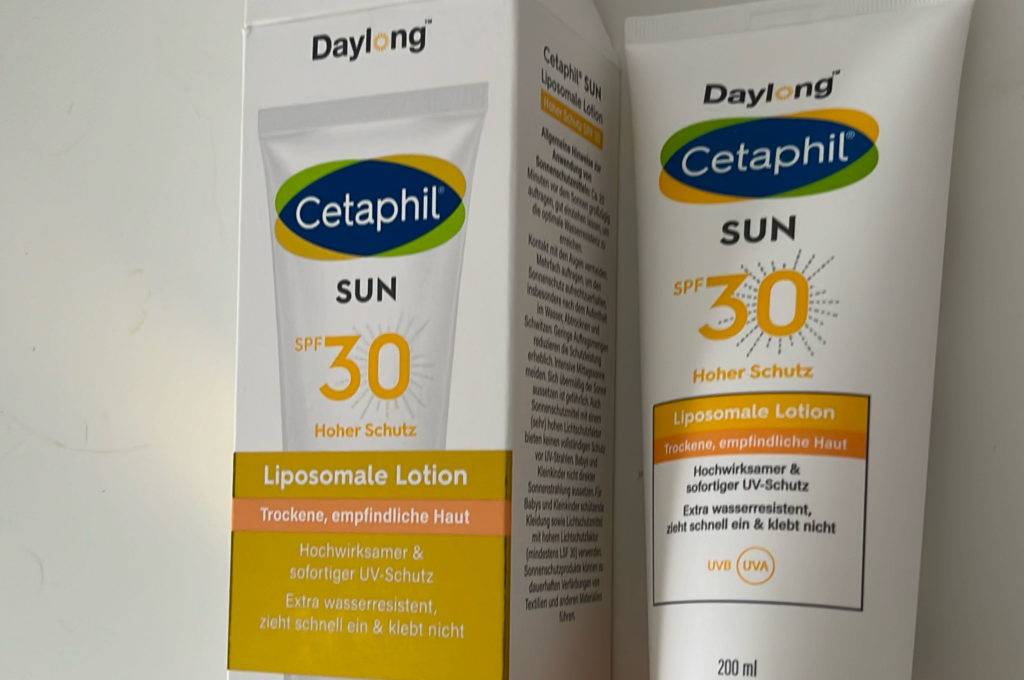 Im Test: Eine Tube Daylong-Sonnencreme und die Verpackung liegen nebeneinander auf einer weißen Fläche.