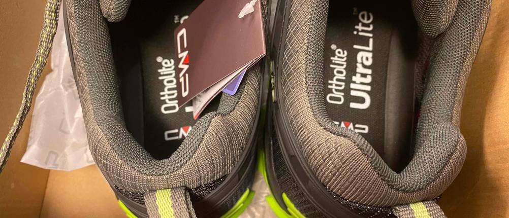 Wasserdichte Schuhe für Herren im Test: Innenmaterial von Schuhen von oben, mit Schlaufe und Etikett.