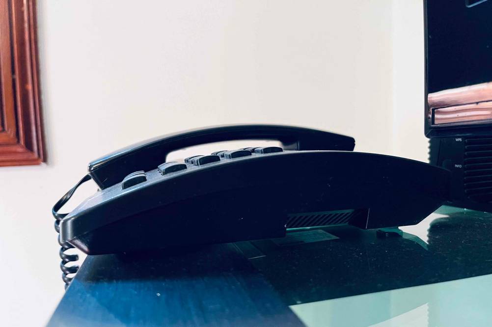 Seniorentelefon getestet: Ein Gerät von der Seite auf einer Glasfläche.