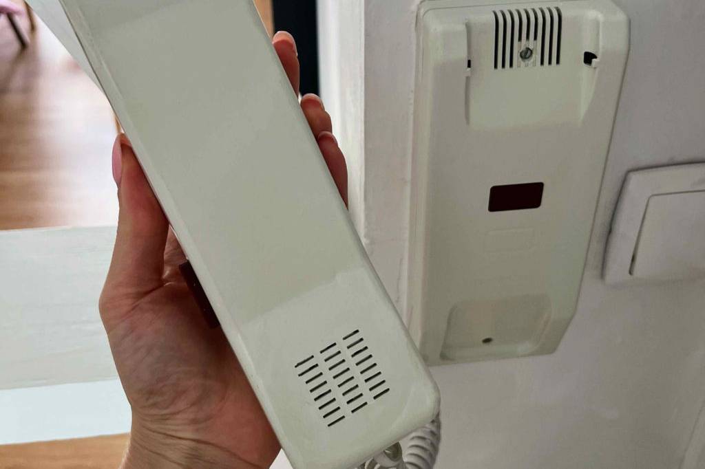 Getestete Türsprechanlage in der Hand gehalten