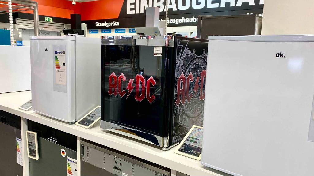 mehrere getestete Mini-Kühlschränke stehen in einem Geschäft nebeneinander.
