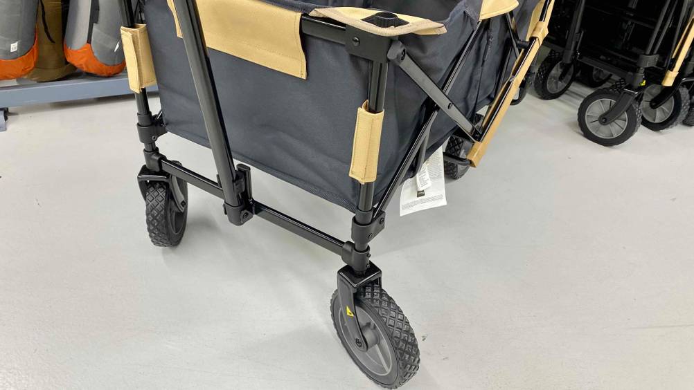 Die Räder eines getesteten Bollerwagens in der Nahaufnahme.