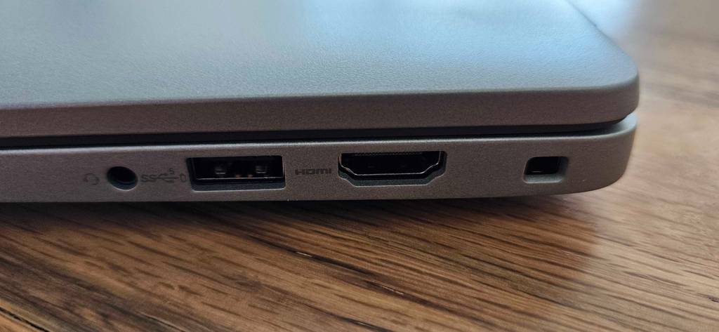 Dell-Laptop getestet: Nahaufnahme der Anschlüsse an der Seite.