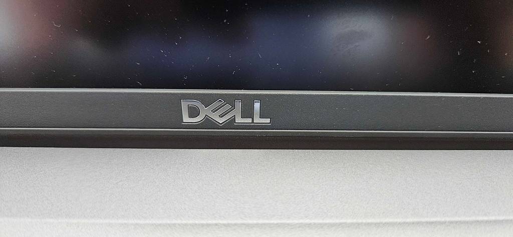 Im Test: Detailaufnahme Logo am Bildschirm eines Dell-Laptops.