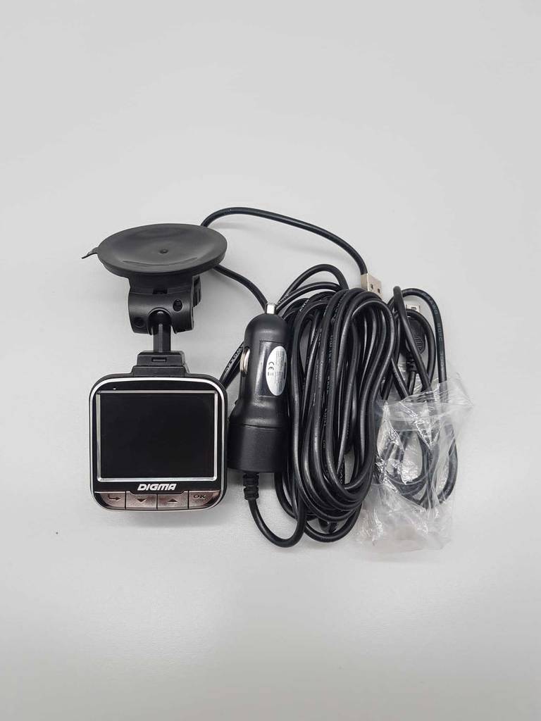 Dashcam getestet: eine Dashcam mit Kabel auf einer weißeen Fläche liegend.