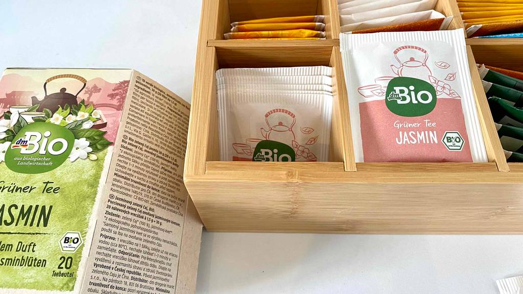 Jasmintee-Test: Viele Jasminteebeutel in einer Holz-Aufbewahrungsbox.