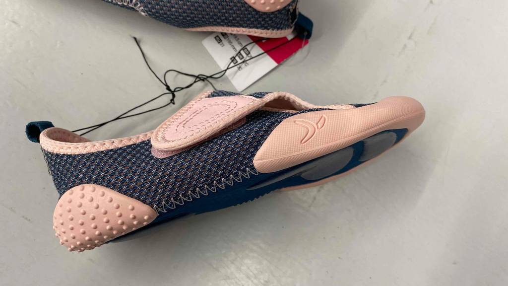 Barfußschuhe für Kinder von der Seite auf Boden