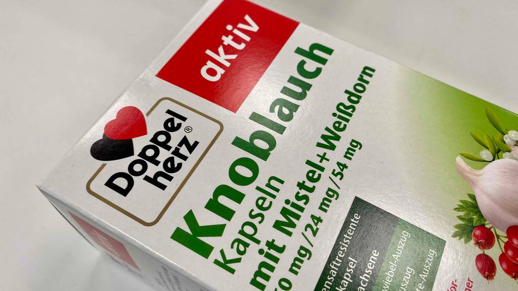 Knoblauch-Kapseln getestet: Eine Packung Kapseln auf heller Oberfläche