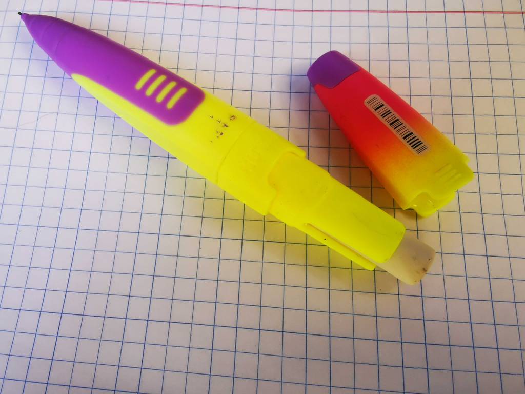 Ein gelber getesteter Druckbleistift mit Radiergummi liegt auf dem Rechnerpapier.