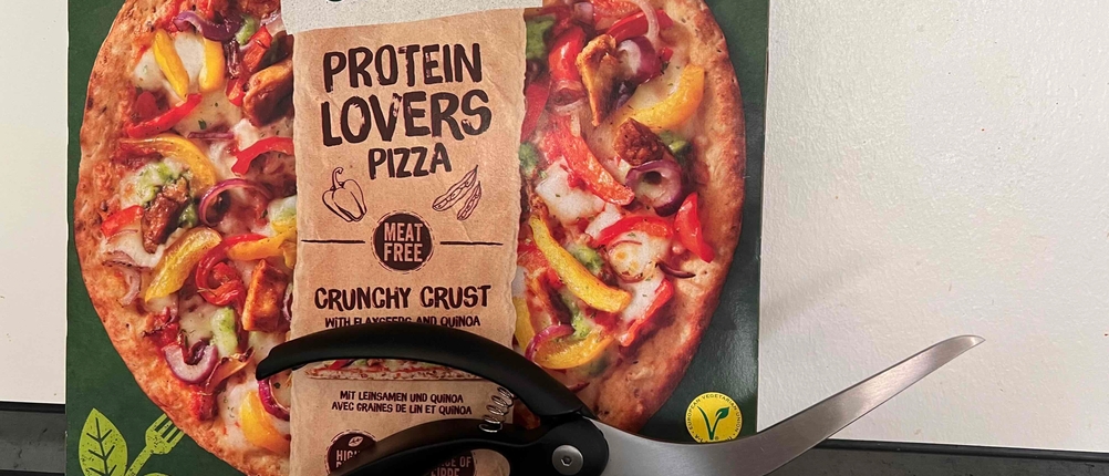 Pizzaschere und Tiefkühlpizza