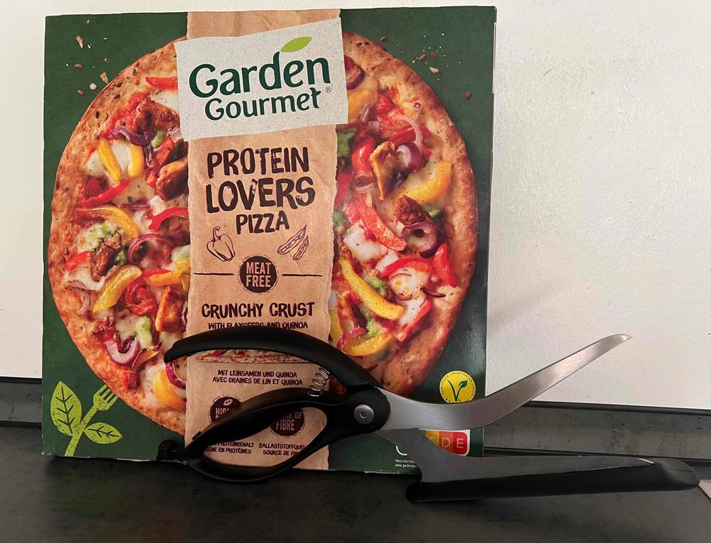 Pizzaschere und Tiefkühlpizza