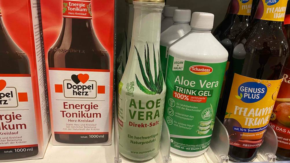 Im Test: Eine Flasche Aloe-vera-Saft neben anderen Produkten im Regal.