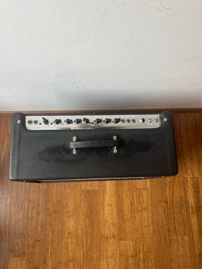 Test: Der Akustikgitarren-Verstärker von oben ersichtlich.