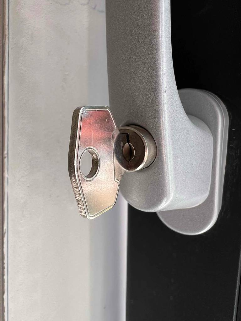 Detailaufnahme des Schlosses mit Schlüssel eines abschliessbaren Fenstergriffes im Test.