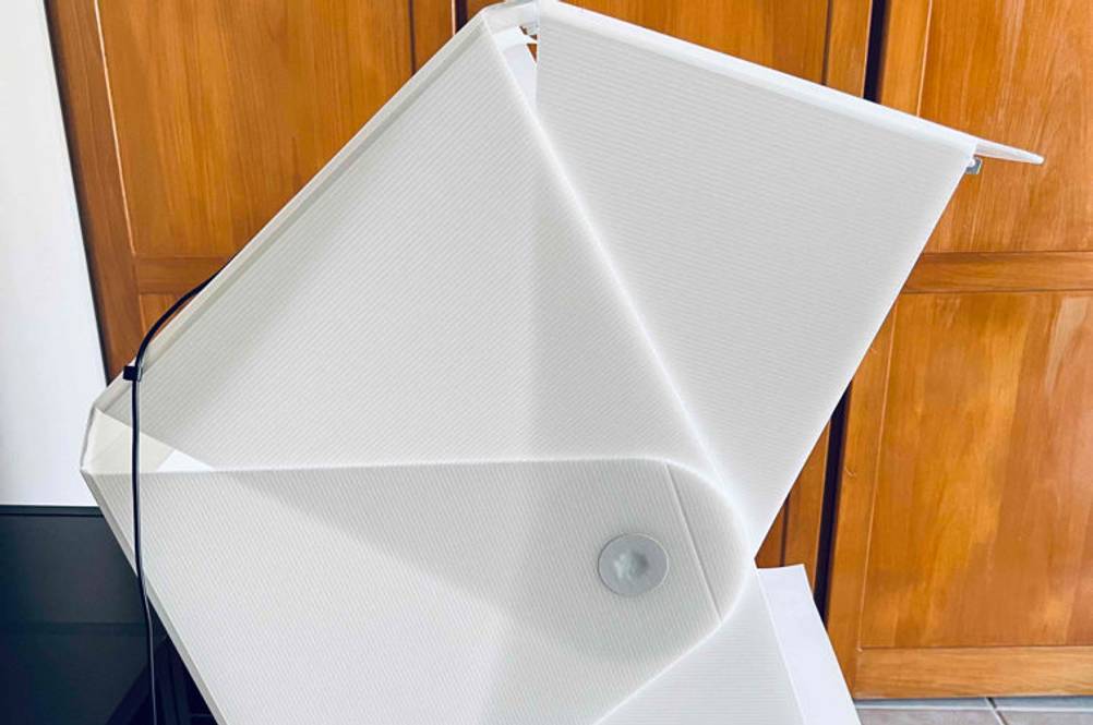 Ein getestetes Fotostudio-Set aufgebaut von der Seite vor einem Schrank.