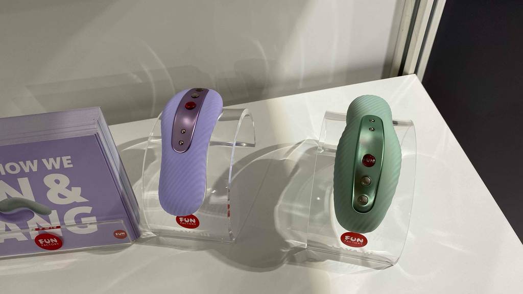 Im Test: In einem Regal stehen auf Acrylständern Auflegevibratoren.