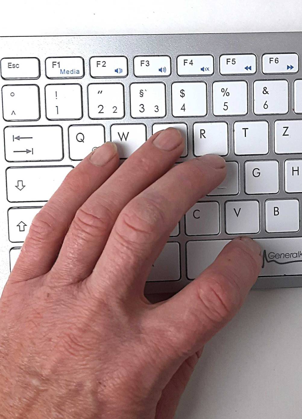 Die getestete Aluminium-Tastatur wird mit einer Hand betätigt.