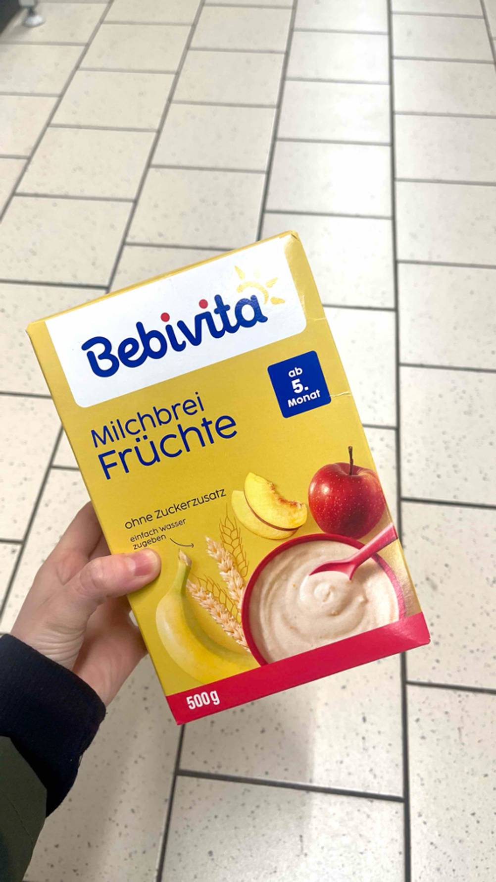 Die Vorderseite der Verpackung des getesteten Getreide-Obst-Breis.