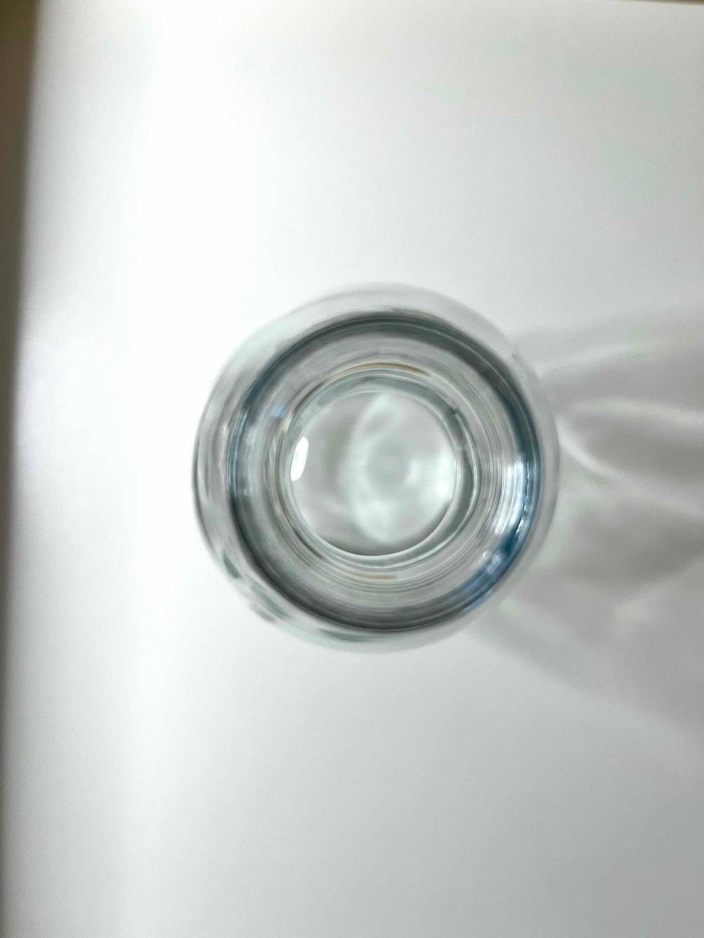 Wasserkaraffe im Test: Eine Wasserkaraffe von oben auf heller Oberfläche