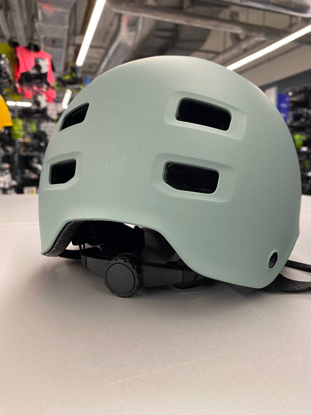 Die Rückseite des getesteten Halbschalenhelm im Fokus.