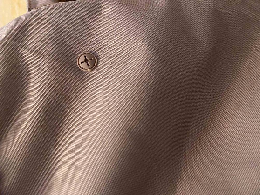 Laptop-Rucksack getestet: Detailaufnahme Knopf.