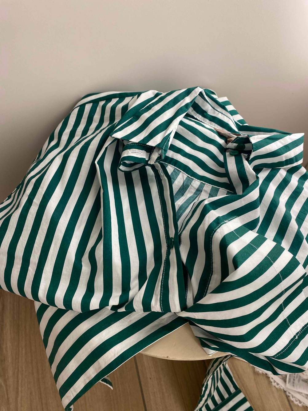 Damen-Pyjama-Test: Ein Pyjama für Frauen liegt gefaltet auf einem Hocker.