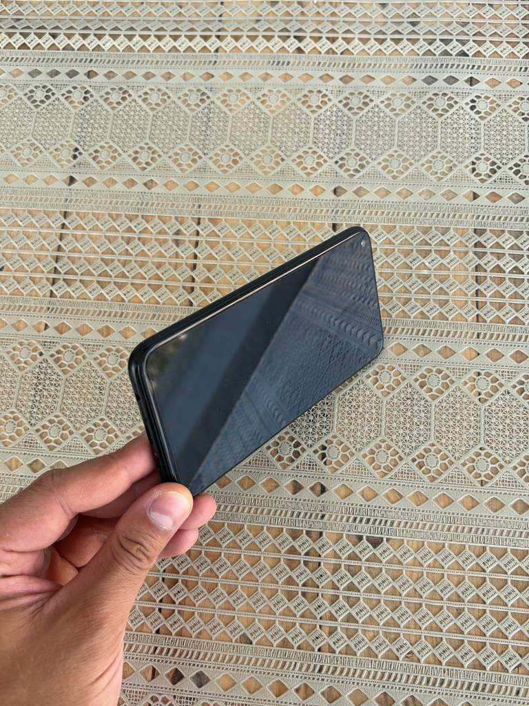 Ein getestetes Smartphone mit großem Display wird schräg in der Hand gehalten.